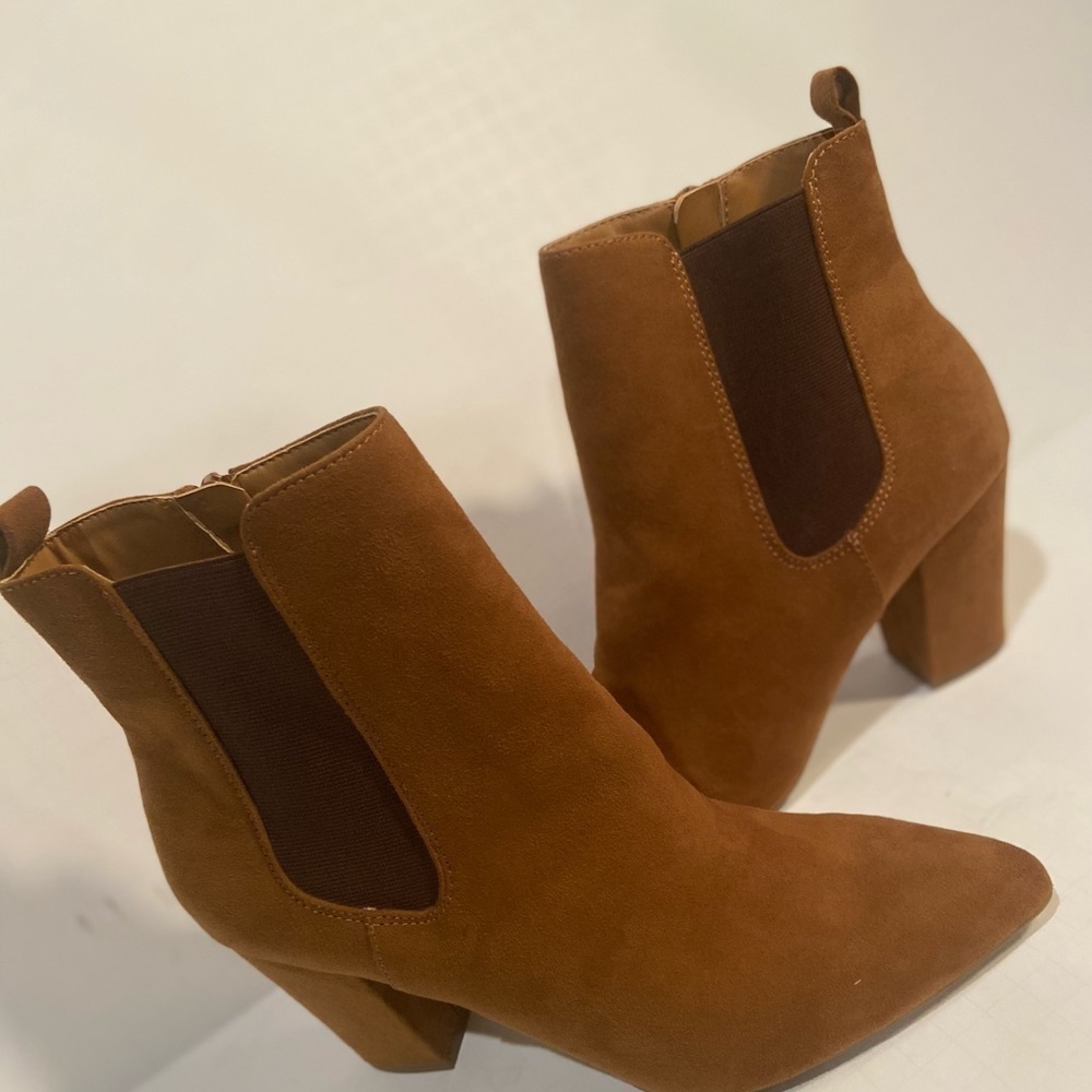 R2~Faux Suede~Pointed Toe~Block Heel~Side Zipper~Ankle Boot~Size 9.5